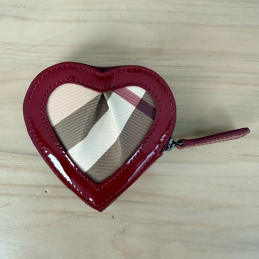 ✨ PRISTINE BURBERRY Heart Coin Purse | Red Patent Leather Nova Check - Picture 2 of 5